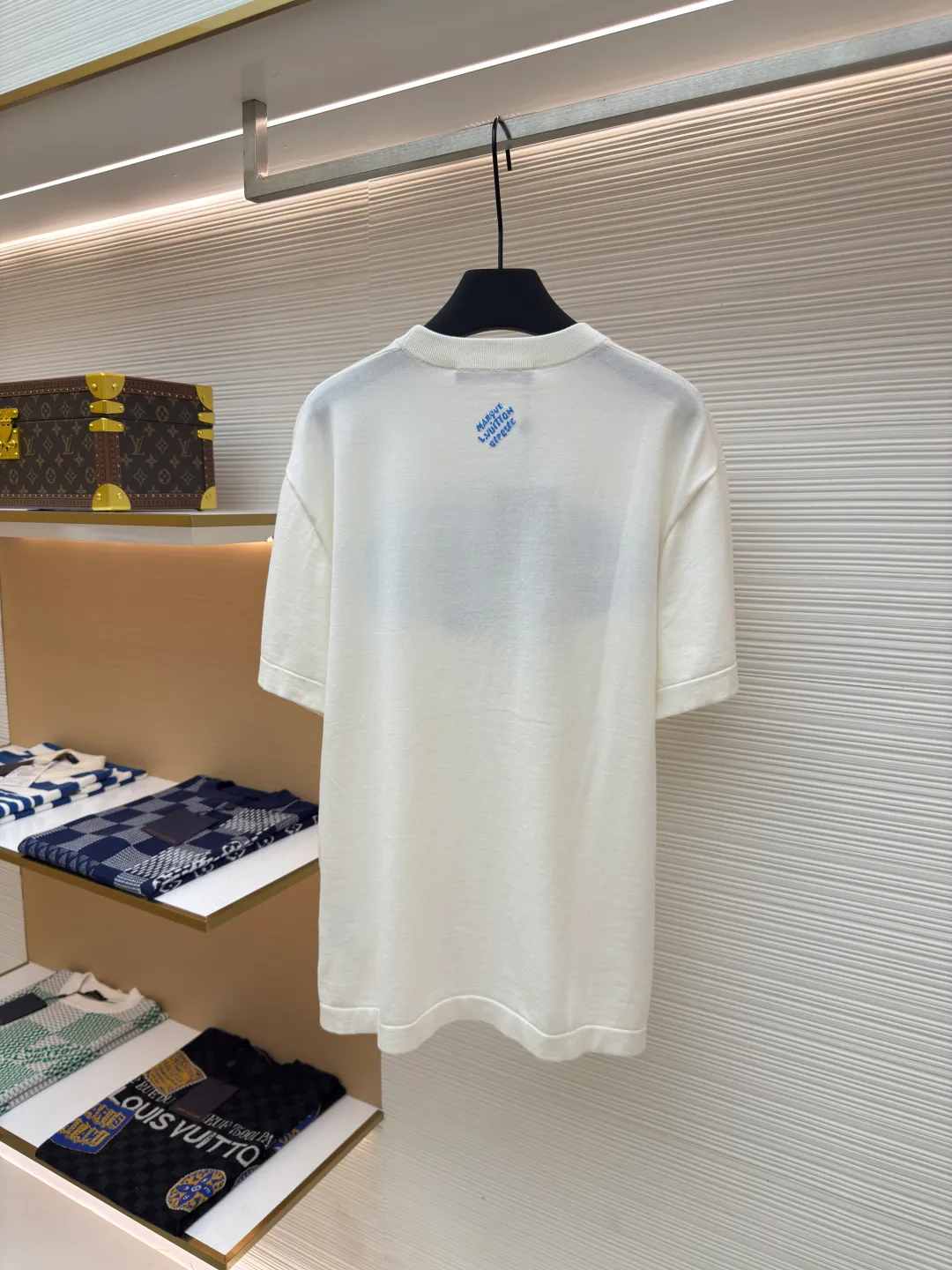 LOUIS VUITTON Kojima jacquard woolen T-shirt ●Authentic product: 10700 purchased and developed ●Item number: 1680272-A65 ●Fabric: combed cotton fabric ●Technology: jacquard production ●Version: fitted version ●Weight: about 240 grams ●Size: XS-S-M-L ●Description: Knitted using an ultra-fine 16-needle computerized flat knitting machine. The patterns are drawn manually by experienced painters. Each stitch is highlighted in detail. Each stitch is exactly the same as the original. The width and height of the pattern are 98%. The wool is dyed and dyed using 101/2 fully combed cotton. The color is 99% similar to ordinary cotton in the market. Comparing the yarn version, our 101/2 count fully combed cotton has a more delicate texture, and the fiber of the raw material reaches 25-35 mm, which makes the woven fabric more delicate, and the clothes are not easy to wrinkle, and the anti-pilling can reach level 4-5; on the contrary, clothes made of ordinary cotton yarn are easy to wrinkle, and will have wrinkles after being worn once, and will pill after being used a few times. The overall wiring is straight and delicate, the fabric is comfortable and soft, and the color is consistent without color difference. It can be matched with the same style to create a fashionable look and control various occasions. Customized accessories, complete with three standards, same style for men and women!